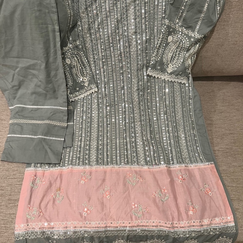 New 3 piece laxuary lawn salwarkaneez xl - Picture 7 of 8